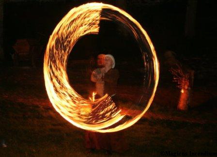 Annuschka im Feuerkreis (Poi)