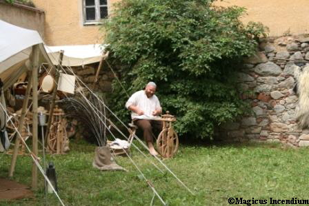 Wollnase am Spinnrad