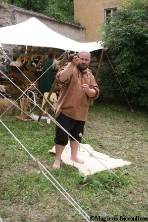 Wollnase mit der Handspindel